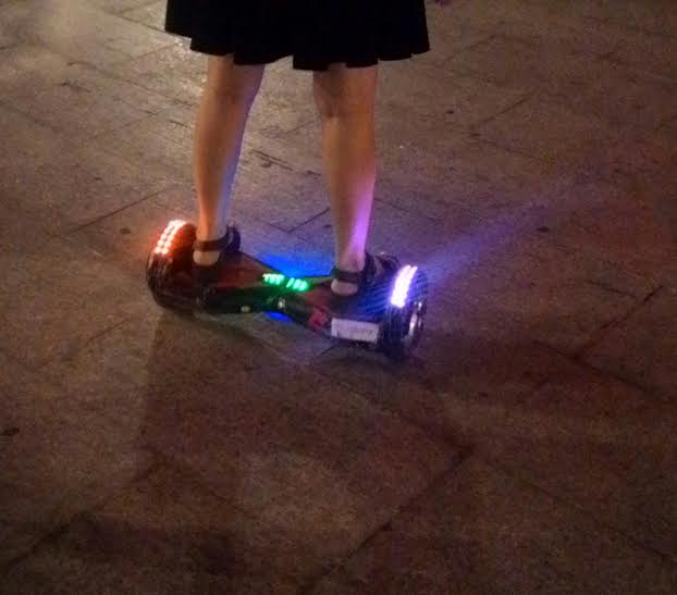 Giới[-]trẻ[-]đổ[-]xô[-]chơi[-]hoverboard[-]khi[-]thế[-]giới[-]cấm